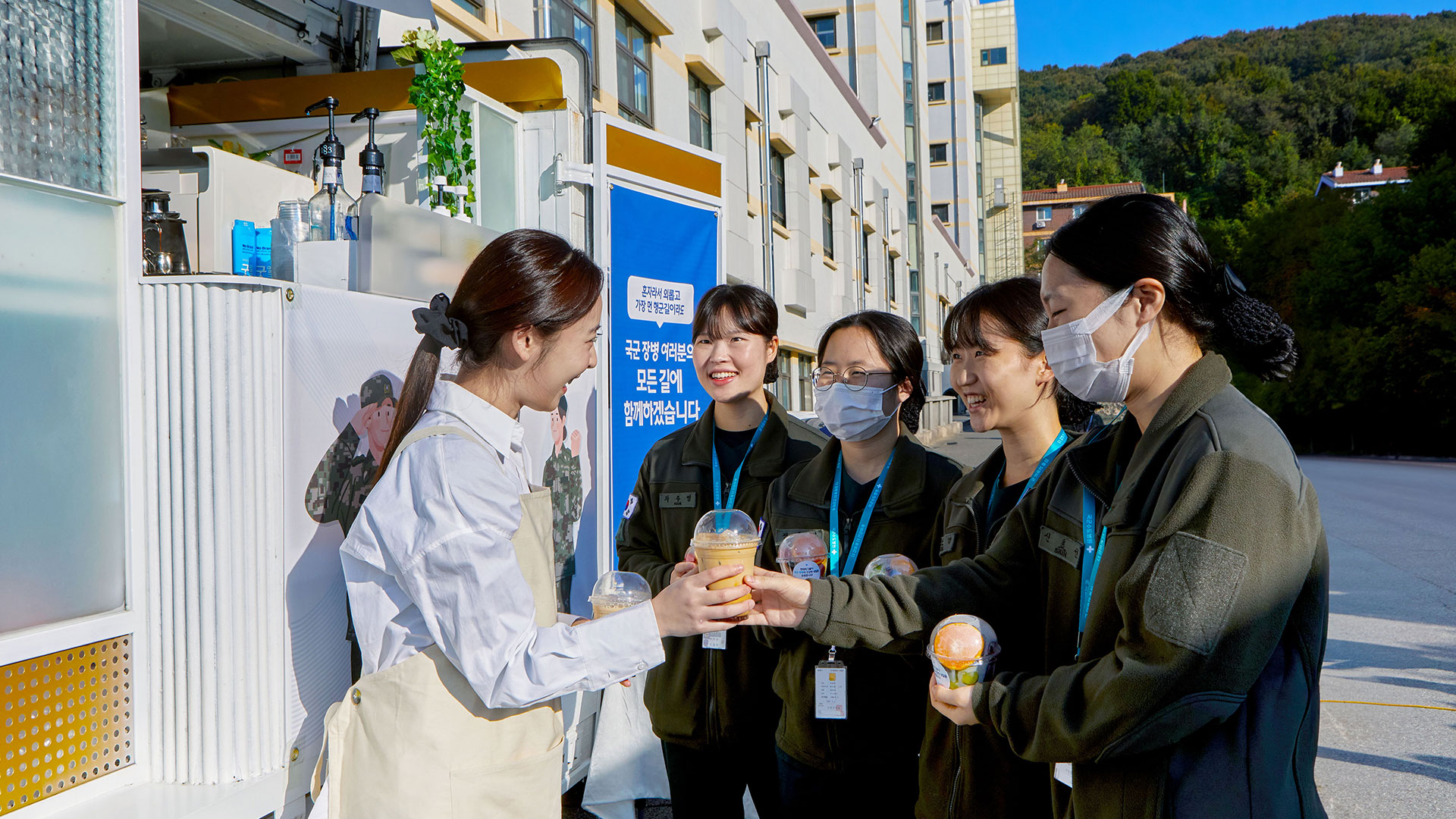 지난 10월 24일(목) 국군수도병원에서 진행한 부상 군인들과 의료진을 위한 간식차 전달 모습