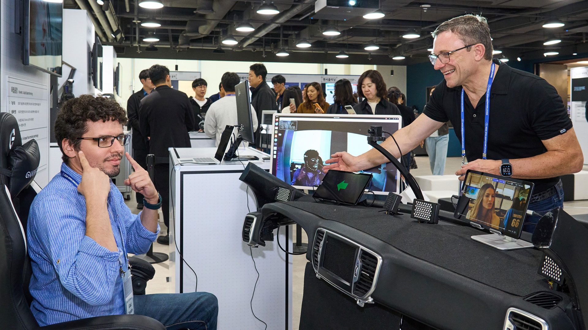 ‘2024 오픈 이노베이션 라운지’ 행사 관계자가 스타트업 노베토(Noveto)와 블링크(Blink)의 독립 음장 및 안면 트래킹을 시연하는 모습