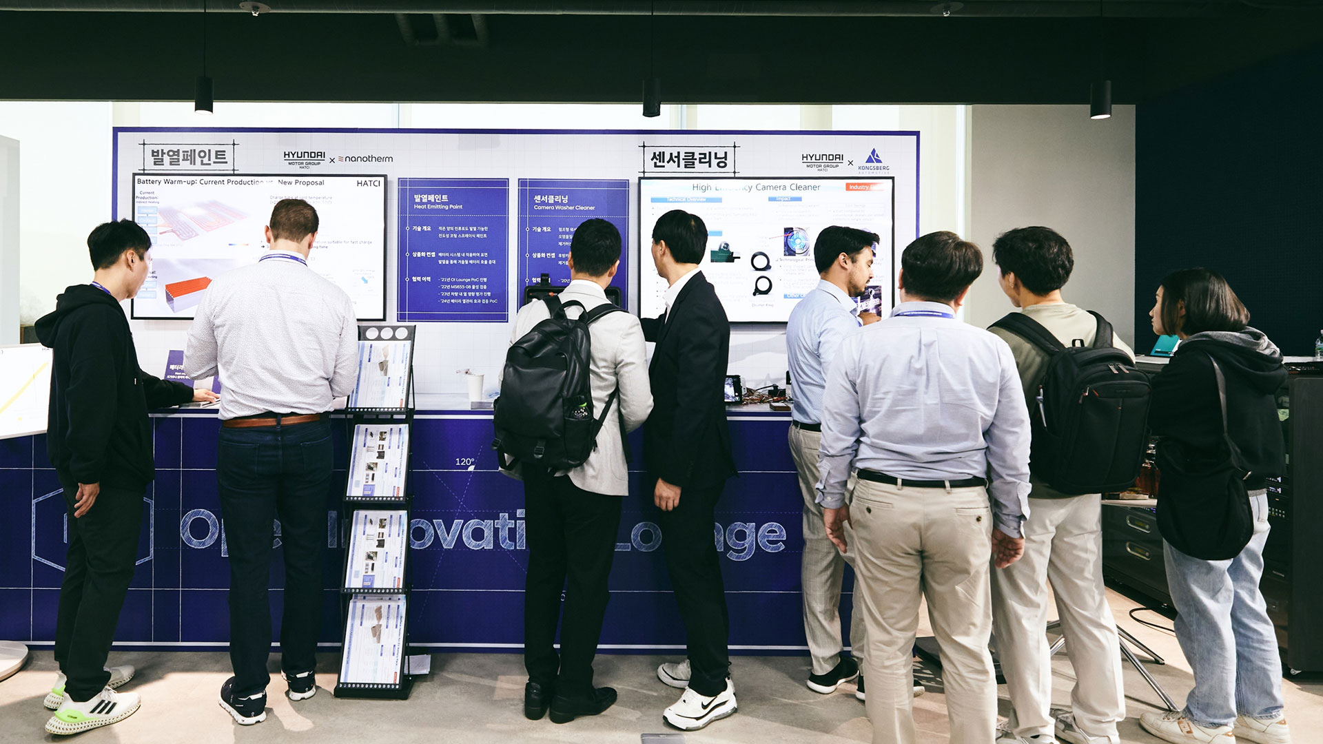 ‘2024 오픈 이노베이션 라운지’에 참가한 현대자동차그룹 임직원 및 관계자들이 전시된 신기술을 관람하는 모습
