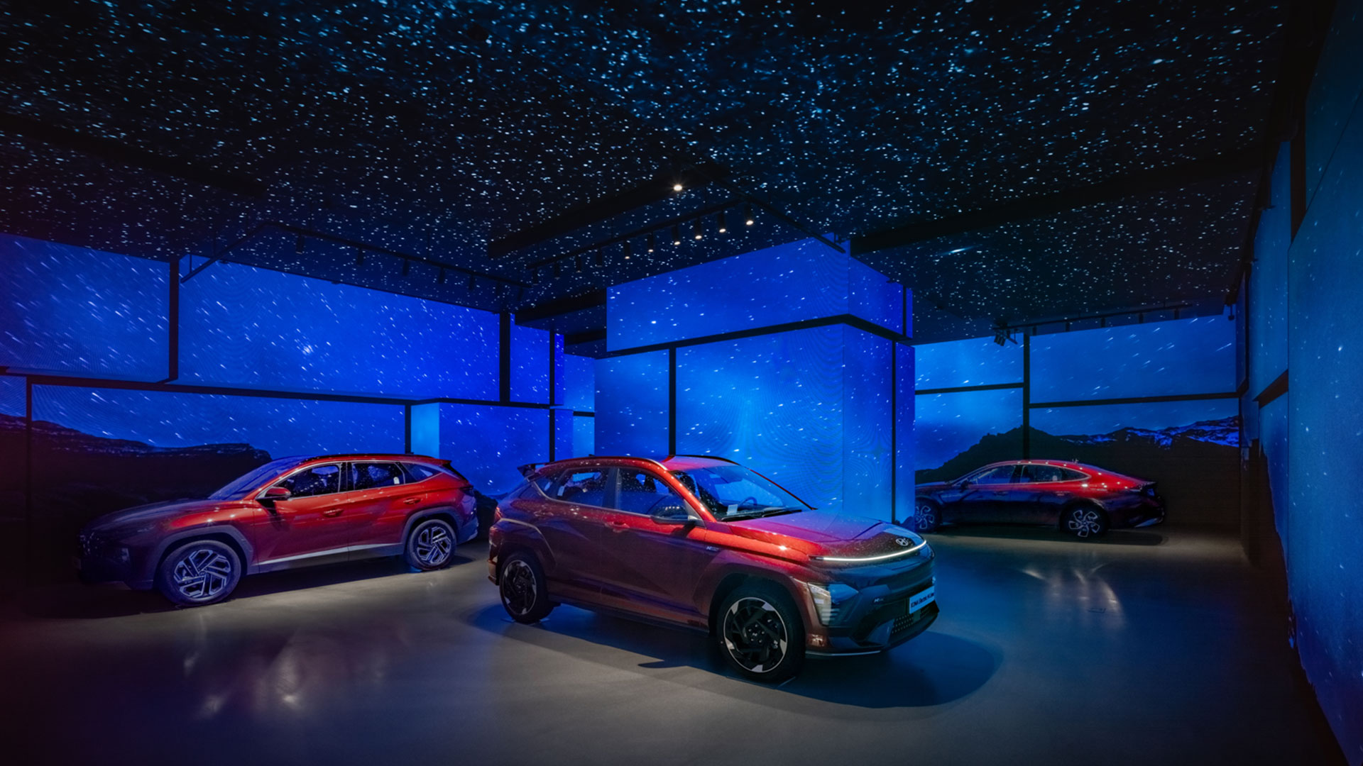 현대 모터스튜디오 하남 내 전시된 ‘얼티메이트 레드 메탈릭 (Ultimate Red Metallic)’ 외장 색상의 ▲투싼 ▲코나EV ▲쏘나타