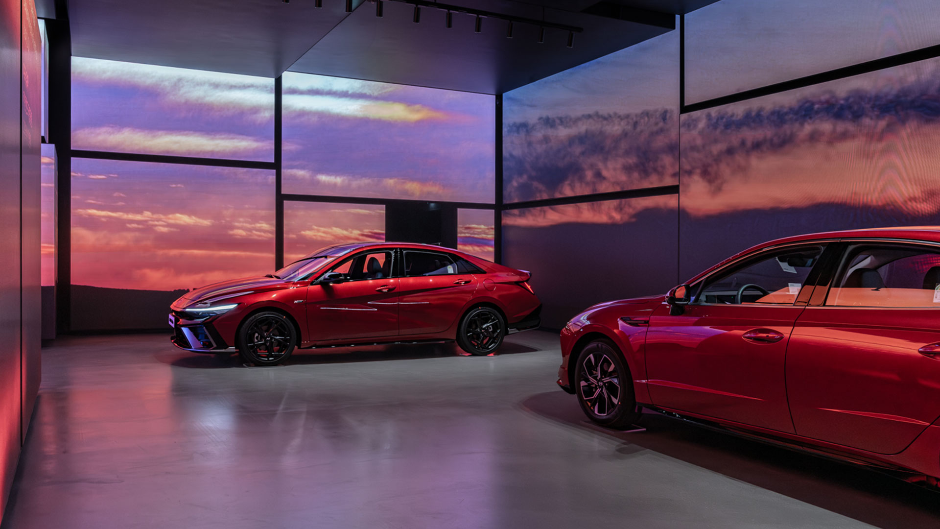 현대 모터스튜디오 하남 내 전시된 ‘얼티메이트 레드 메탈릭 (Ultimate Red Metallic)’ 외장 색상의 ▲아반떼 N ▲쏘나타