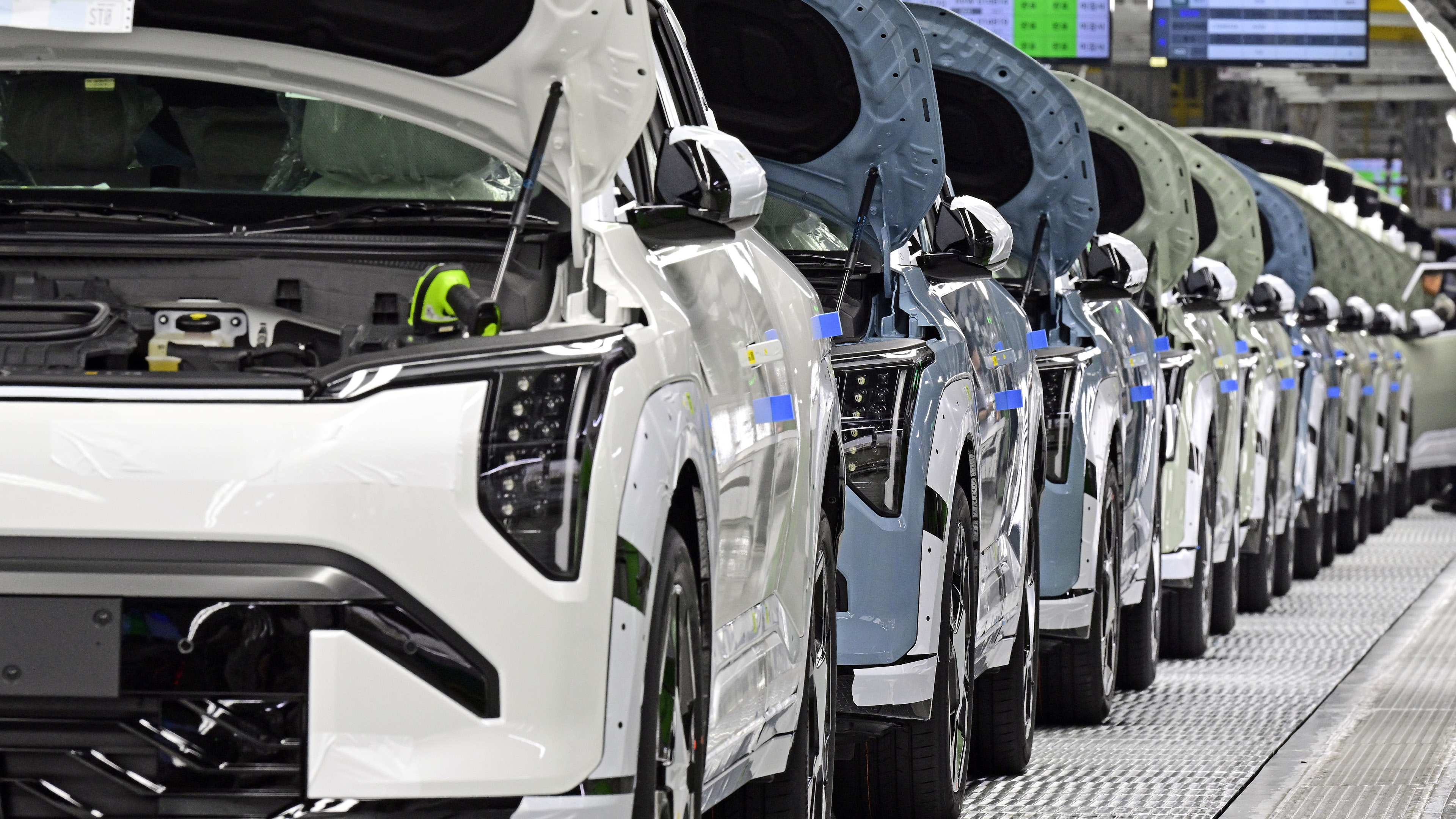 생산중인 EV3가 검사를 받는 모습