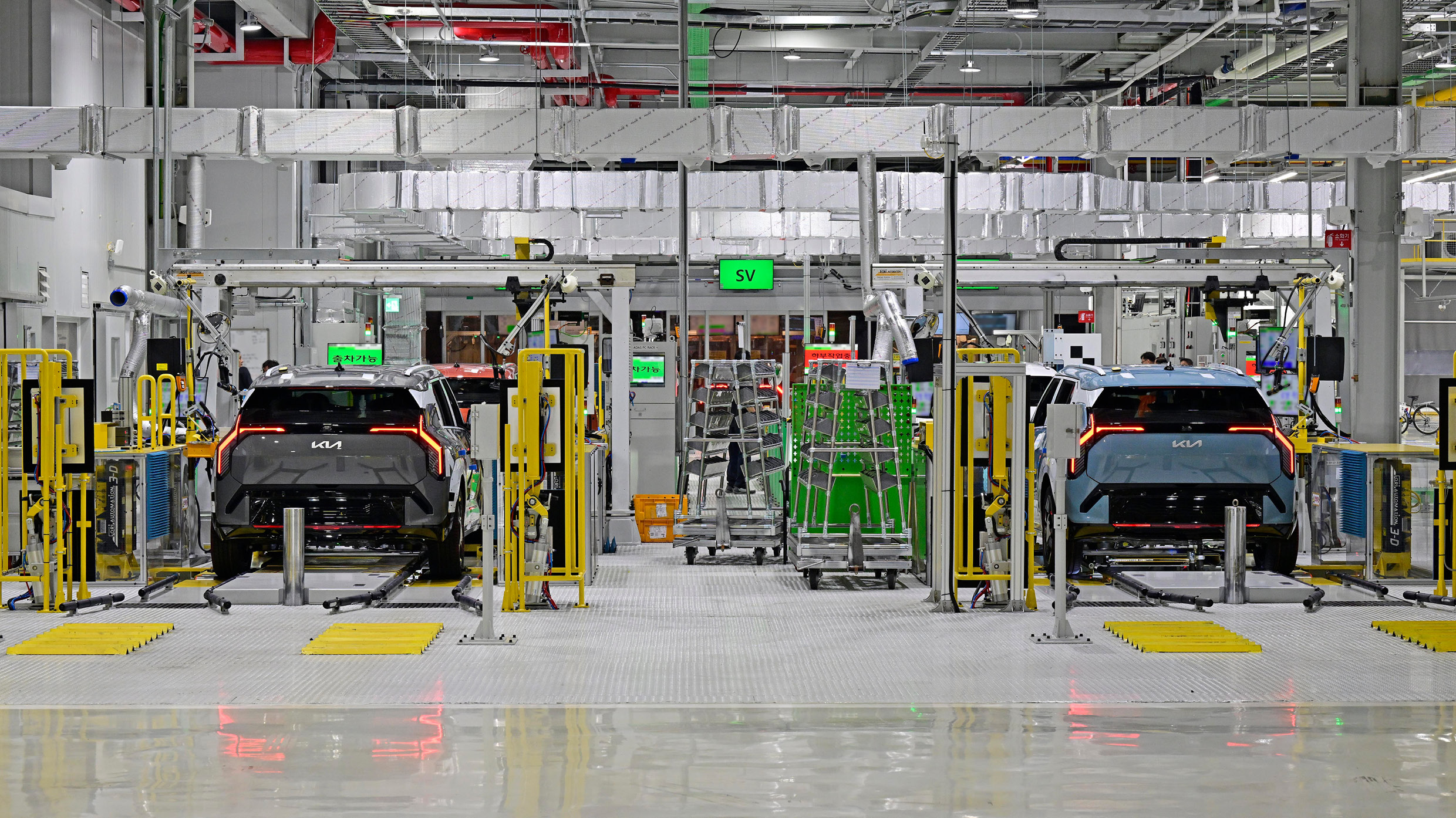 생산중인 EV3가 검사를 받는 모습