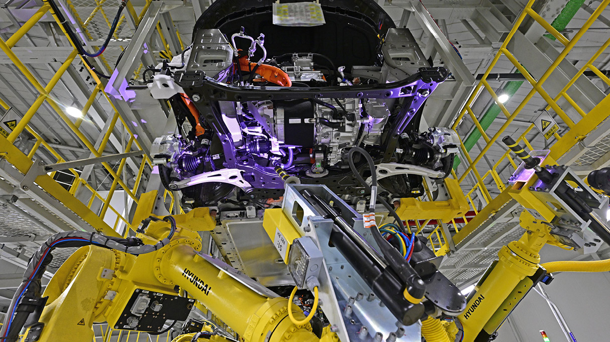 차량의 하부를 조립하는 모습