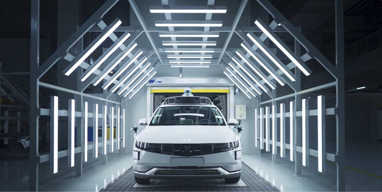 생산중인 아이오닉 5 로보택시가 검사를 받는 모습
