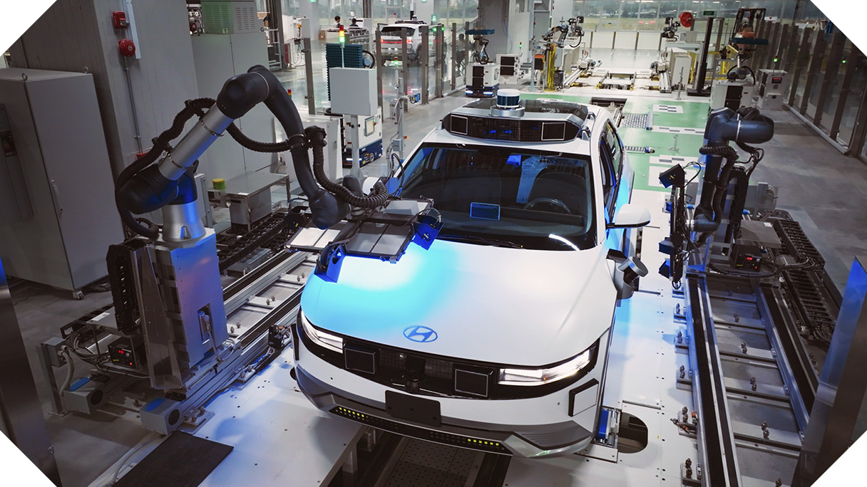 생산중인 아이오닉 5 로보택시가 검사를 받는 모습