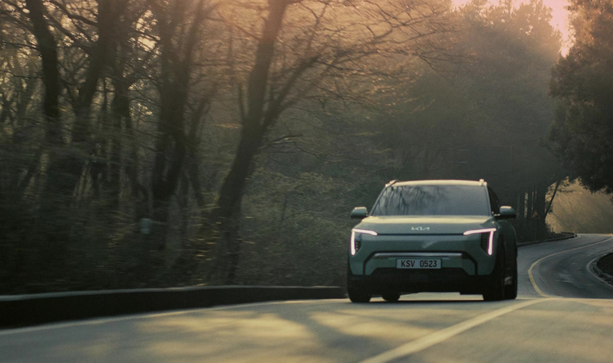 숲길을 주행하는 EV3의 전측면 모습