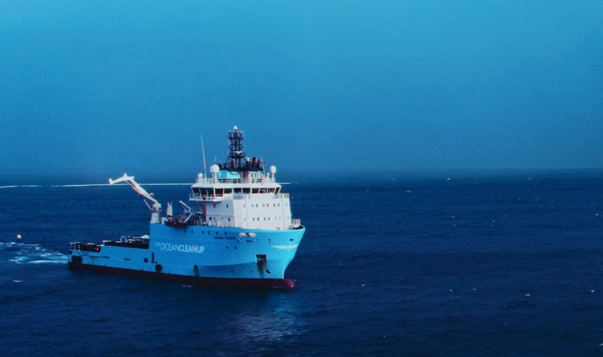 바다를 항해하는 배의 모습