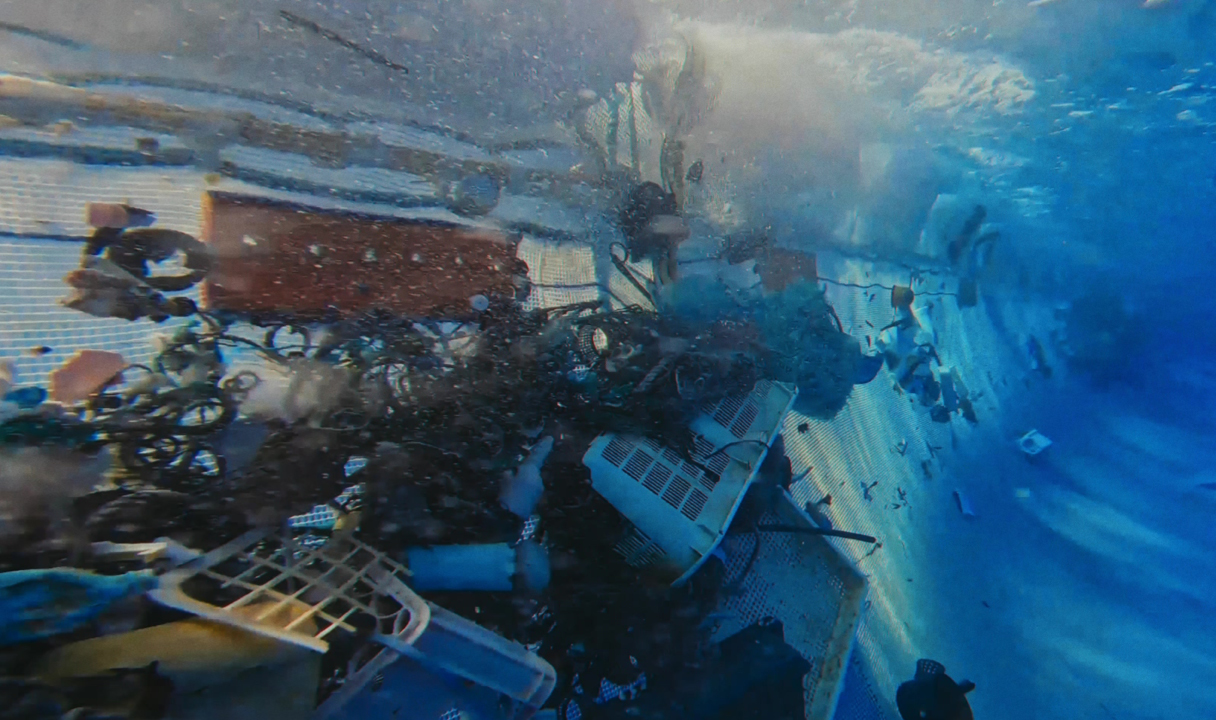 바다에 가라 앉은 쓰레기 모습