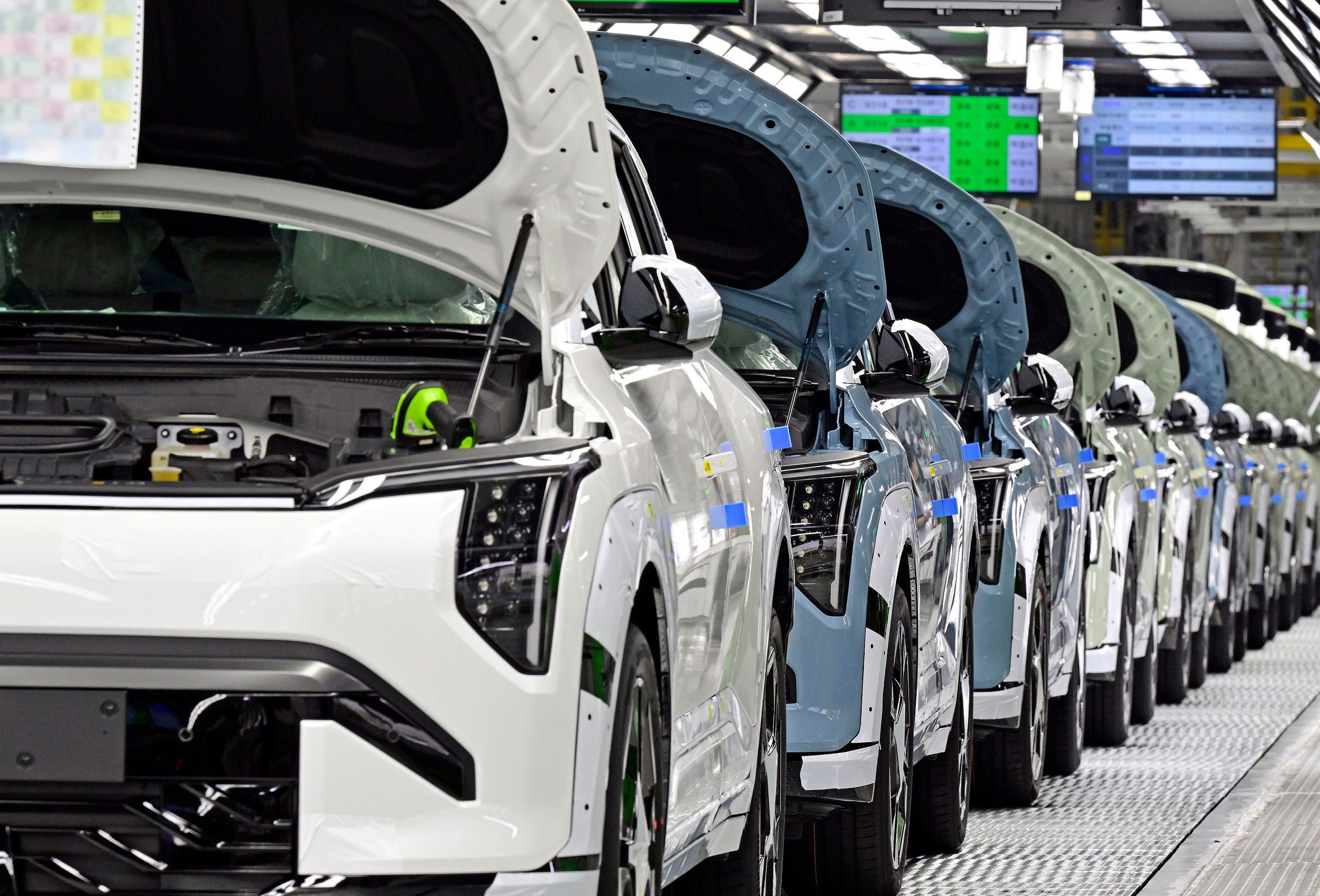 생산중인 EV3가 검사를 받는 모습