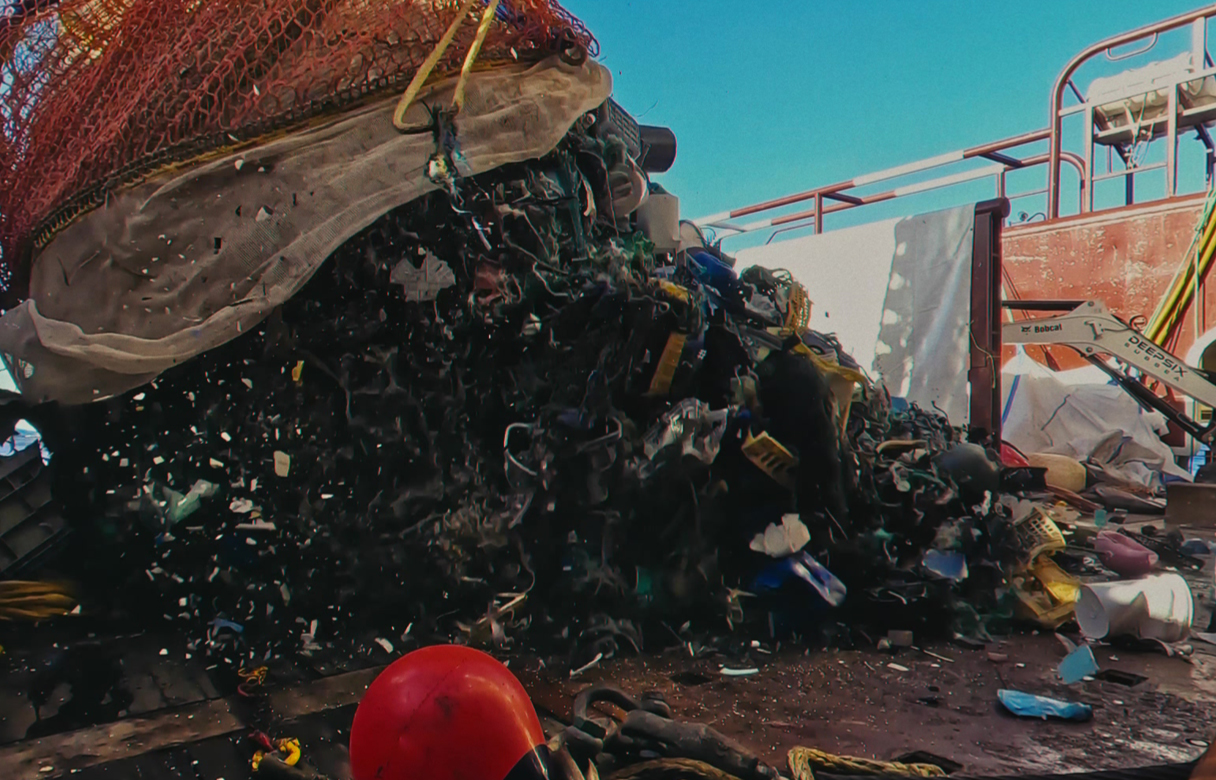 바다에서 건져 올린 쓰레기의 모습