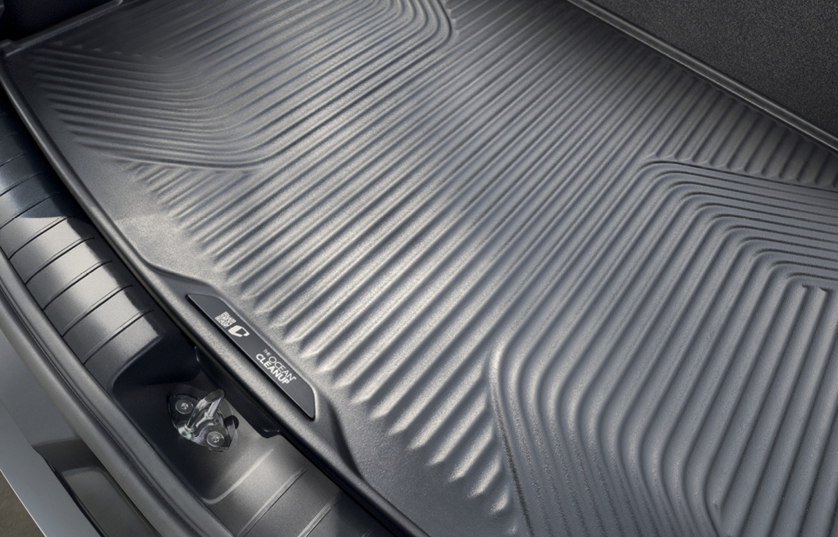 적재공간에 트렁크 라이너가 깔린 모습