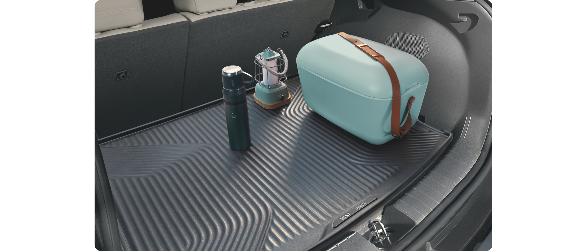 적재공간에 트렁크 라이너가 깔린 모습