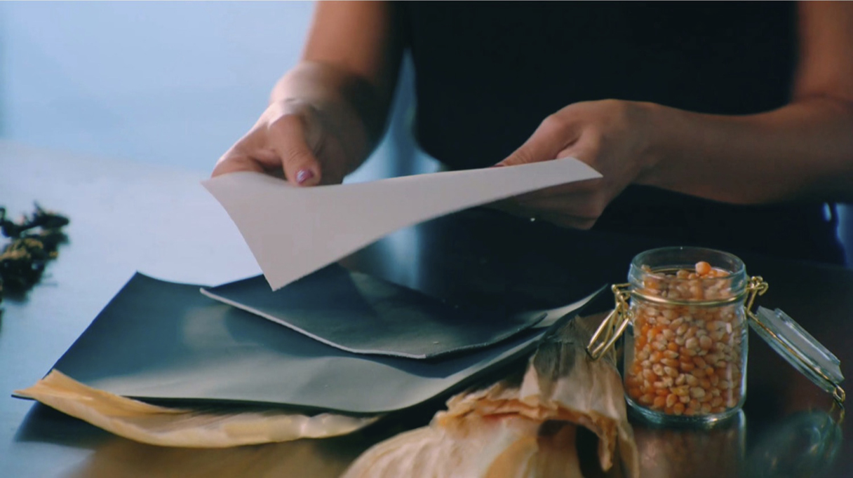 다양한 소재를 사람이 만지는 모습