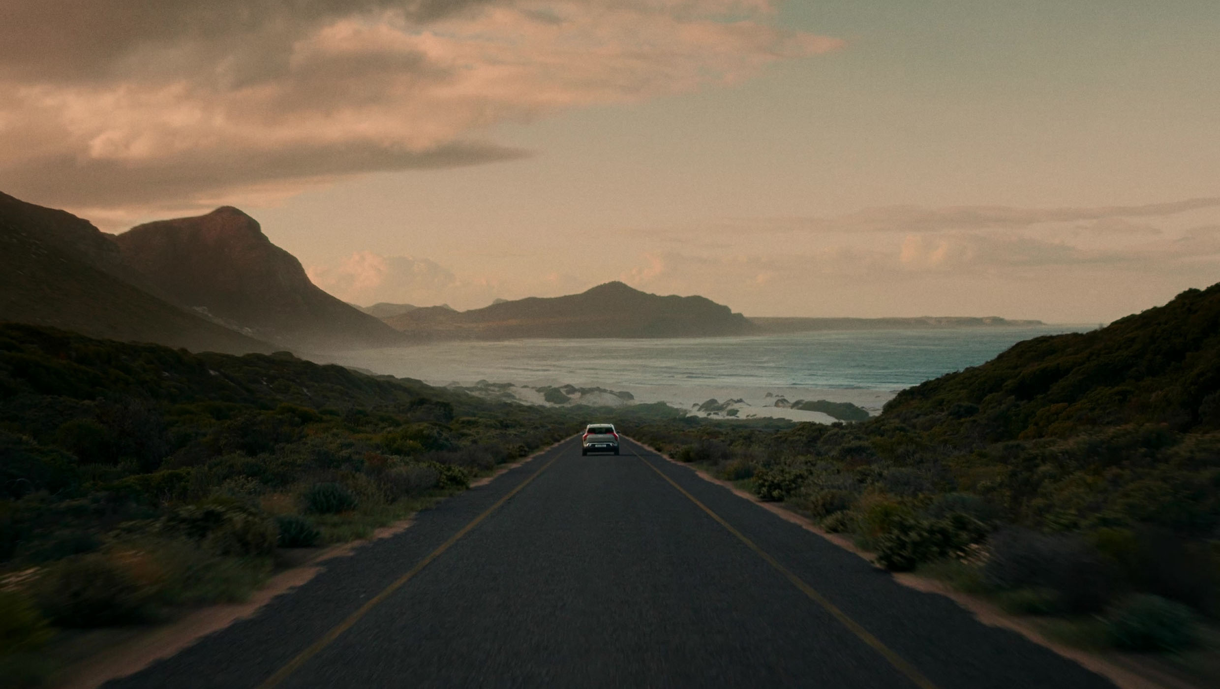 해안 도로를 주행하는 EV3 정후면 모습