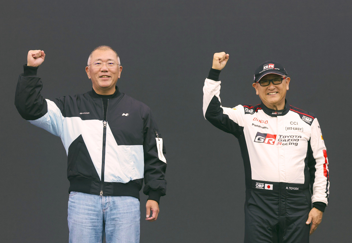 정의선 회장과 토요다 아키오 회장이 행사장에서 포즈를 취하고 있다