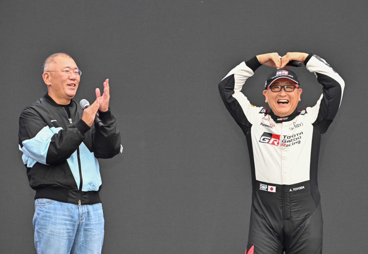 토요다 아키오 회장이 웃으며 포즈를 취하고 있는 모습