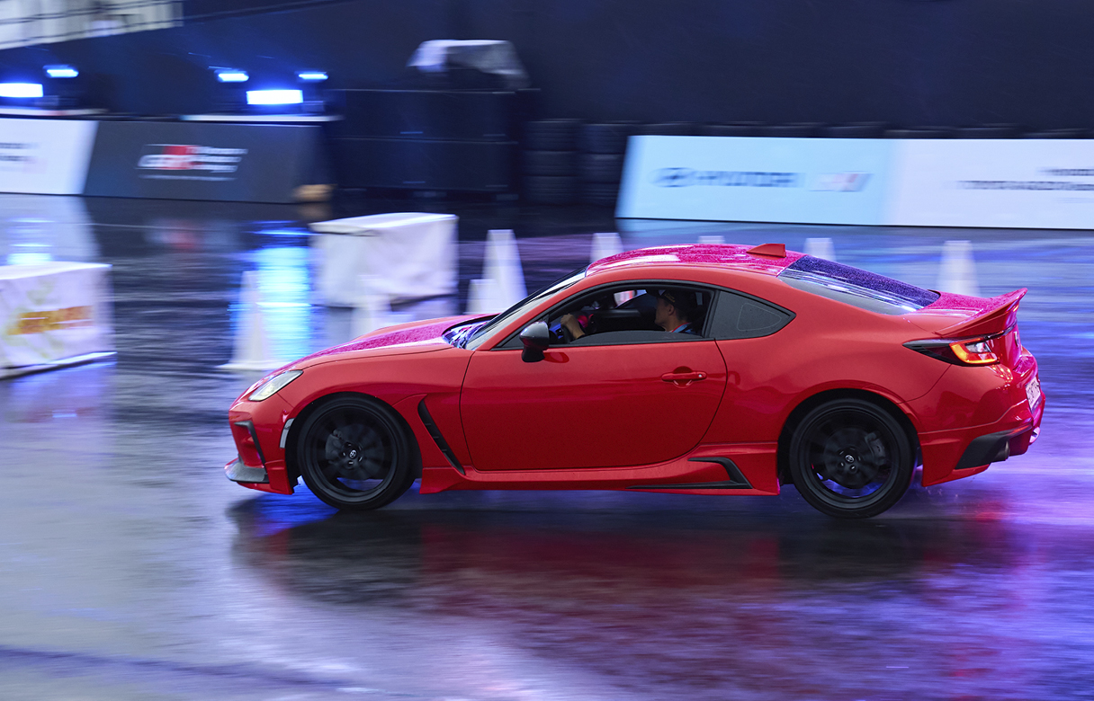 토요타 차량이 빗길에서 달리는 모습