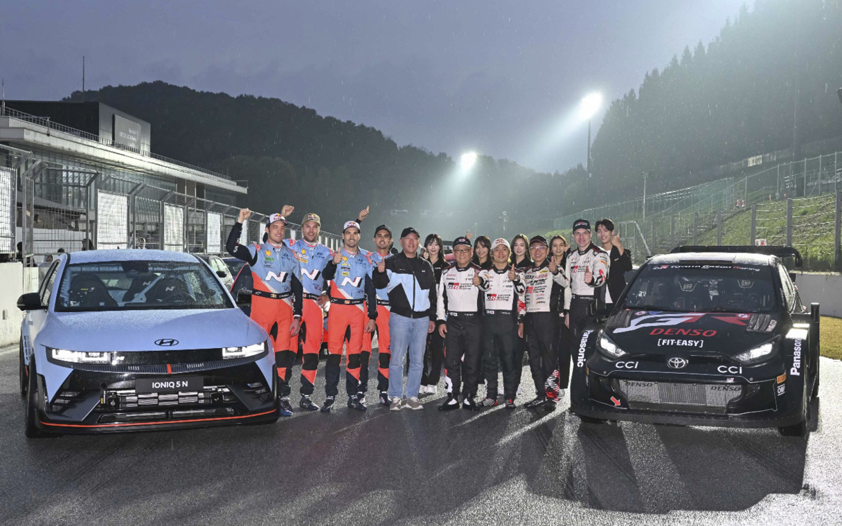 현대와 토요타 모터스포츠팀 선수들이 포즈를 취하고 있다