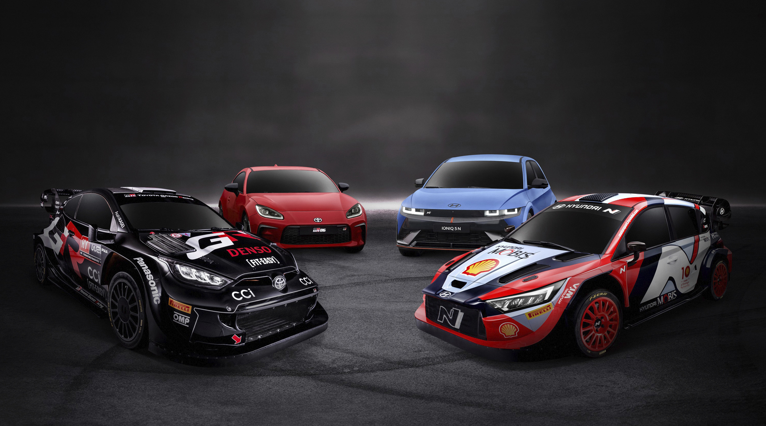 현대와 토요타의 스포츠 모델 및 랠리카가 한 데 모여있는 모습