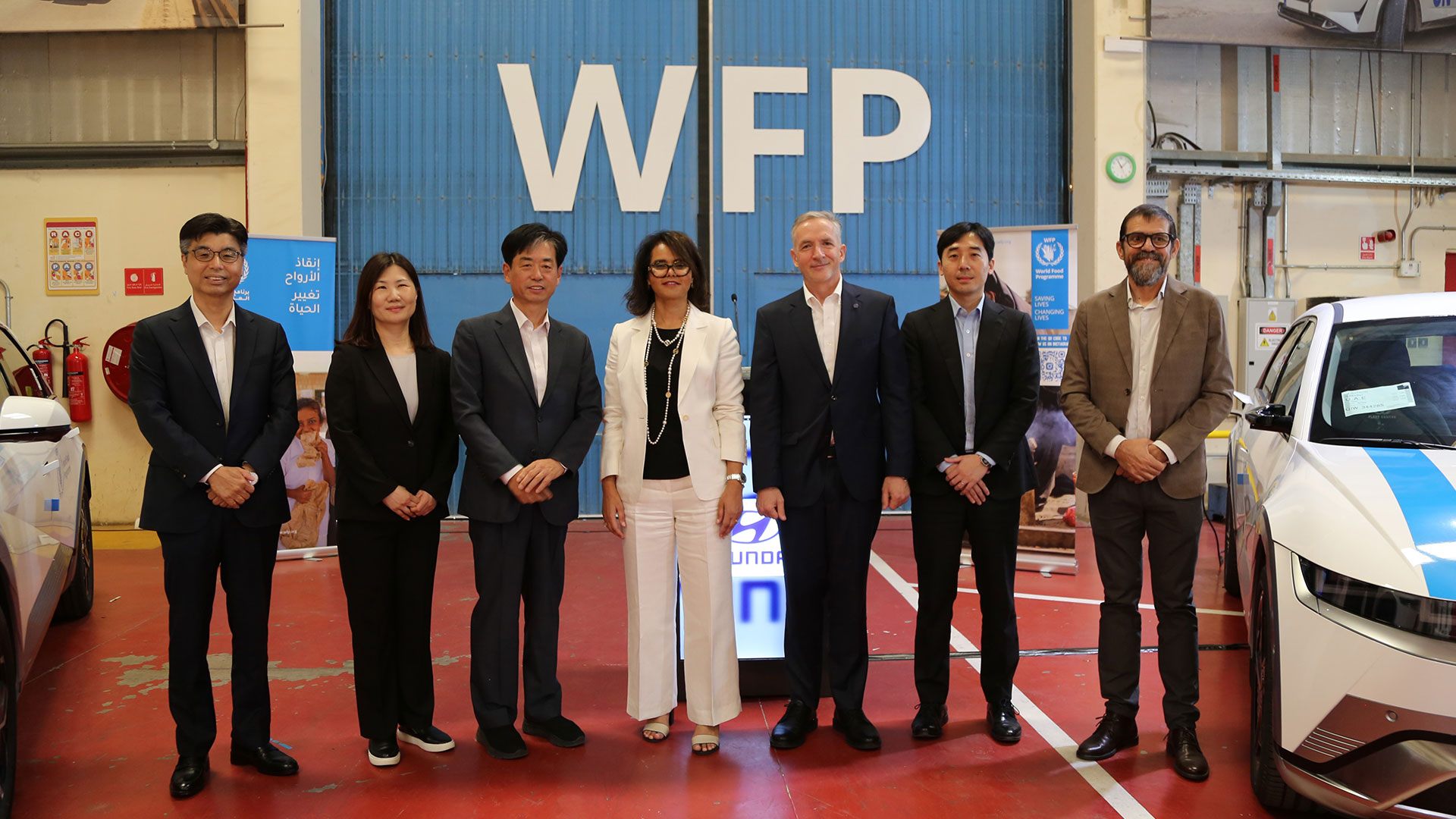 (맨 왼쪽부터) 현대자동차 아중동권역본부장 박동휘 상무, 현대자동차그룹 허현숙 상무, 현대자동차그룹 이항수 전무, 사라 아담 WFP 정부공여국장, 스티븐 앤더슨 WFP 중동권역본부장, 한석진 WFP 한국사무소장 대행, 베킴 마흐무티 WFP 차량기지소장이 기념사진을 촬영하는 모습