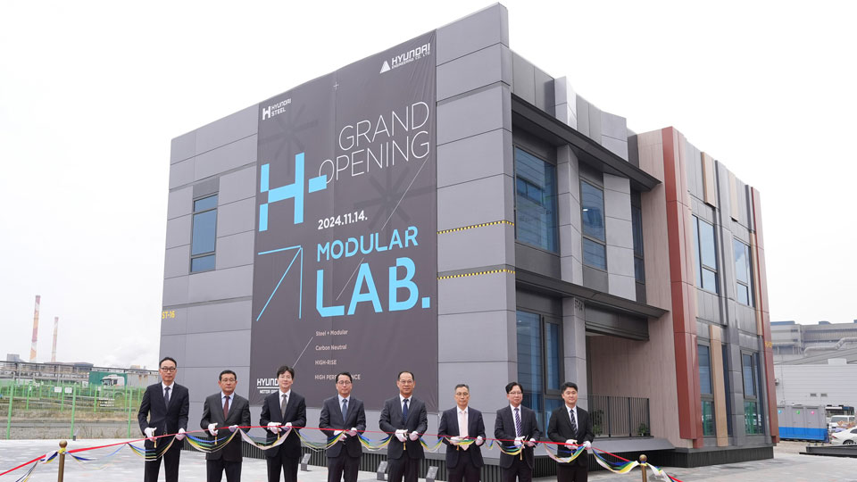 11월 14일(목), 현대제철 당진연구소에서 진행된 『H-모듈러 랩』 오픈세레모니에 참석한 심범섭 미래기술사업부장(왼쪽 네번째)과 현대제철 이보룡 연구개발본부장(오른쪽 네번째) 및 주요 관계자들이 커팅식을 진행하고 있다.