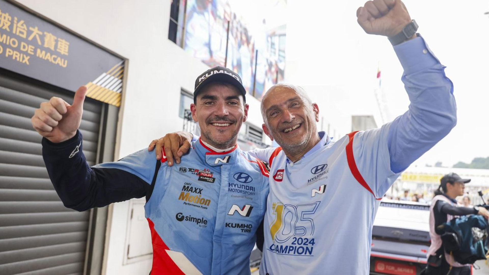 (왼쪽부터) BRC 현대 N 스쿼드라 코르세 팀 소속 노버트 미첼리즈(Norbert Michelisz) 선수와 팀 매니저 가브리엘 타퀴니(Gabriele Tarquini)가 2024 TCR 월드투어 마카오 대회에서 드라이버 부문 종합 우승을 확정 짓고 기뻐하는 모습