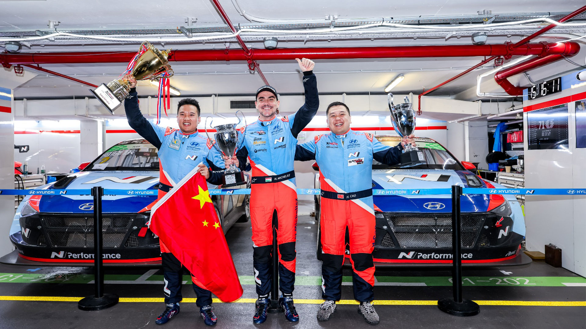 (왼쪽부터) 2024 TCR 아시아 드라이버 부문 종합 우승자 장첸동(Zhang Zhen Dong), 2024 TCR 월드투어 드라이버 부문 종합 우승자 노버트 미첼리즈(Norbert Michelisz), 2024 TCR 차이나 드라이버 부문 종합 우승자 마틴 카오 (Martin Cao)가 트로피를 들고 기뻐하는 모습