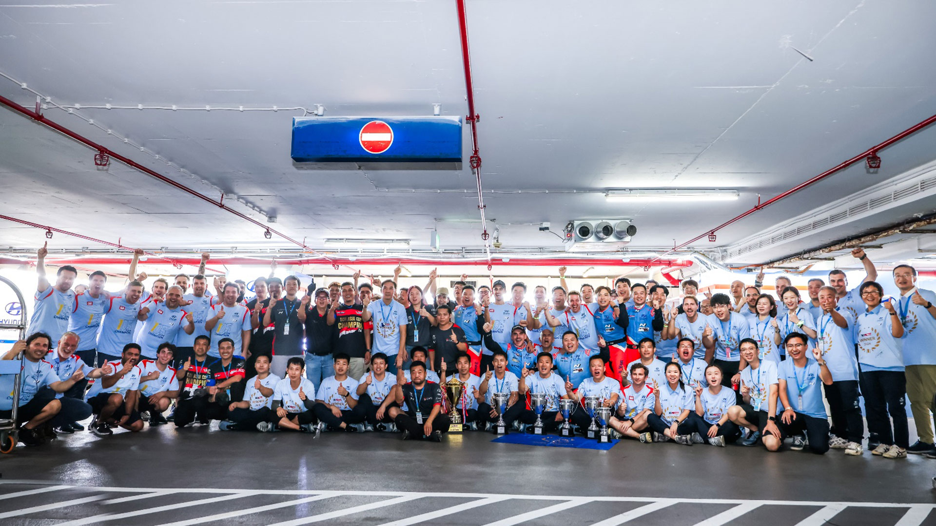 2024 TCR 월드투어, 차이나, 아시아 마카오 대회에 출전한 현대 Elantra N TCR 팀원들이 드라이버 부문 동반 종합 우승을 축하하며 기념 촬영을 하는 모습