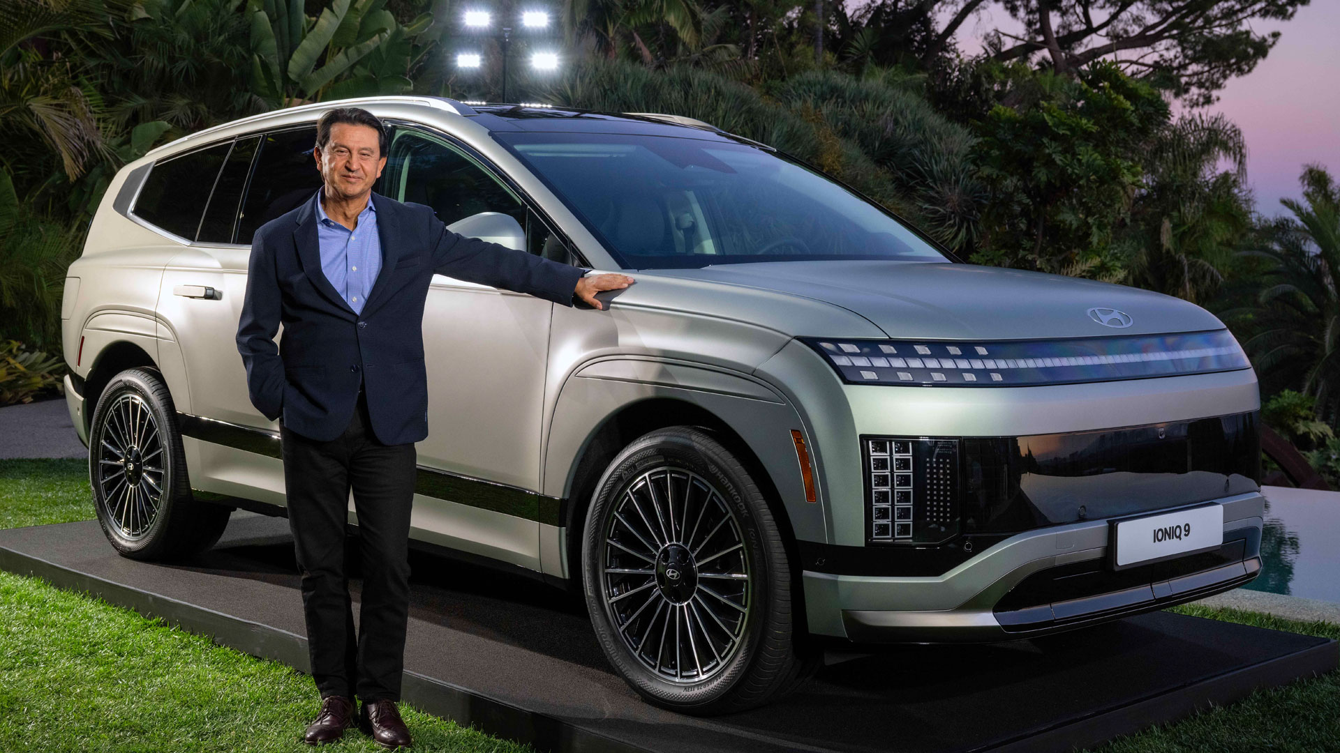 현대자동차 글로벌 최고운영책임자(COO) 호세 무뇨스(José Muñoz) 사장이 아이오닉 9 앞에서 기념 촬영을 하고 있는 모습
