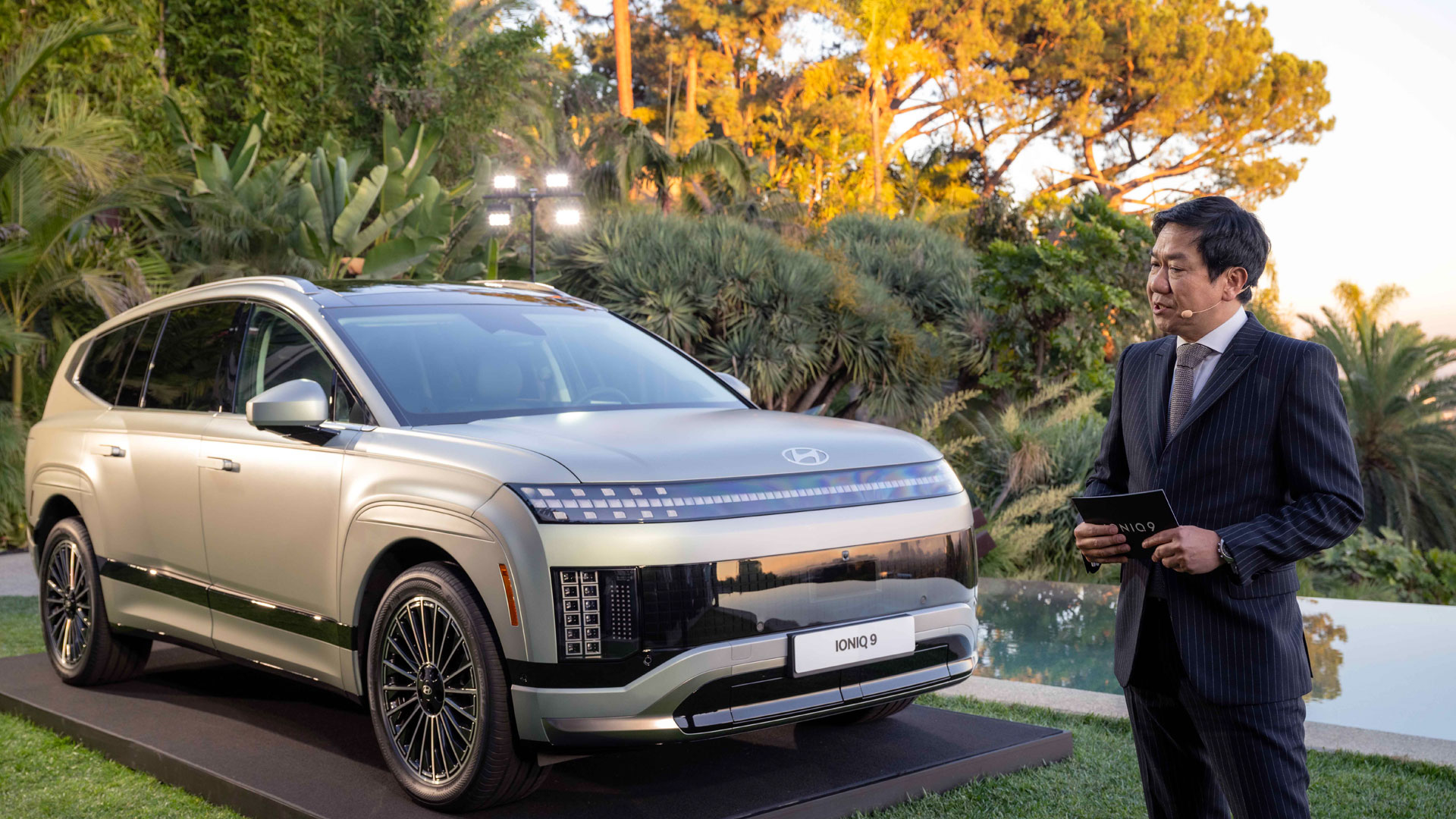 현대제네시스글로벌디자인담당 이상엽 부사장이 아이오닉 9 디자인에 대해 소개하고 있는 모습