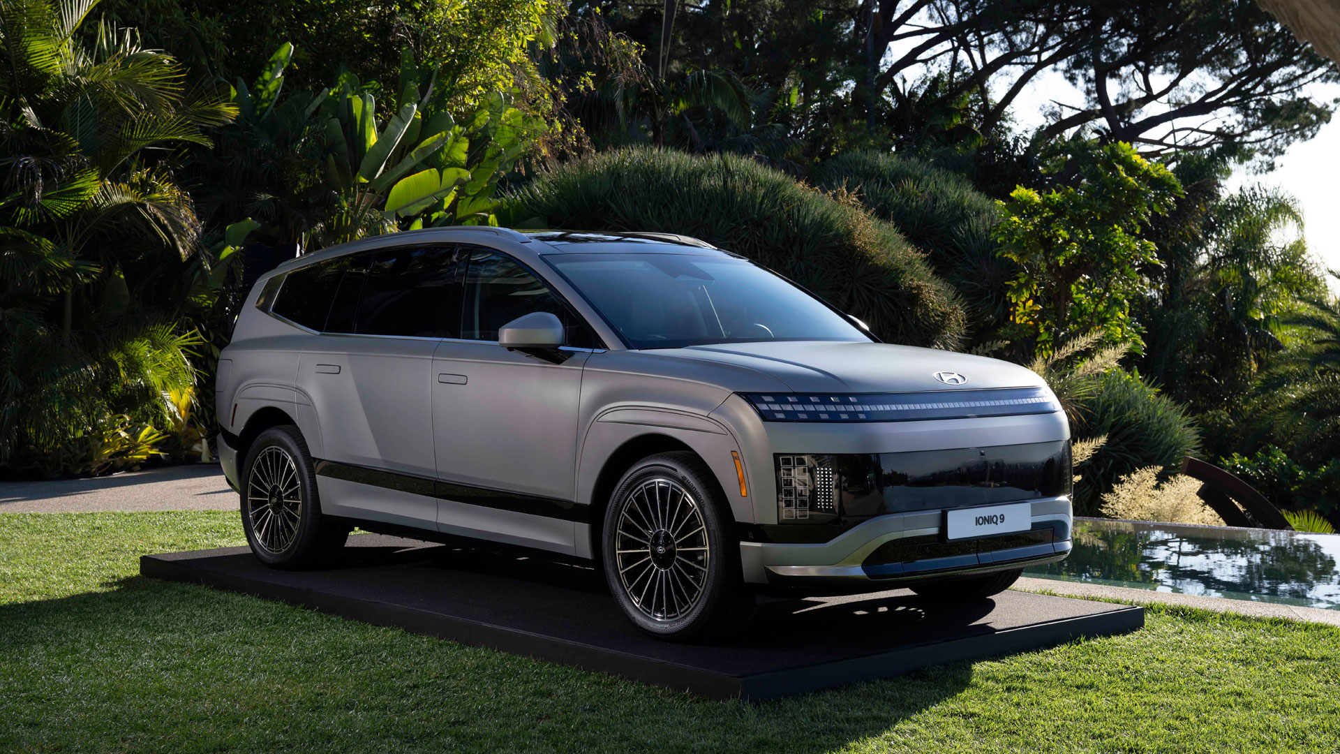 골드스테인 하우스에 전시되어 있는 아이오닉 9 모습
