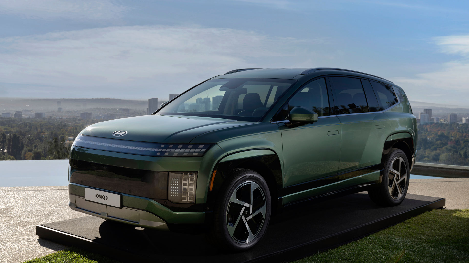 골드스테인 하우스에 전시되어 있는 아이오닉 9 모습