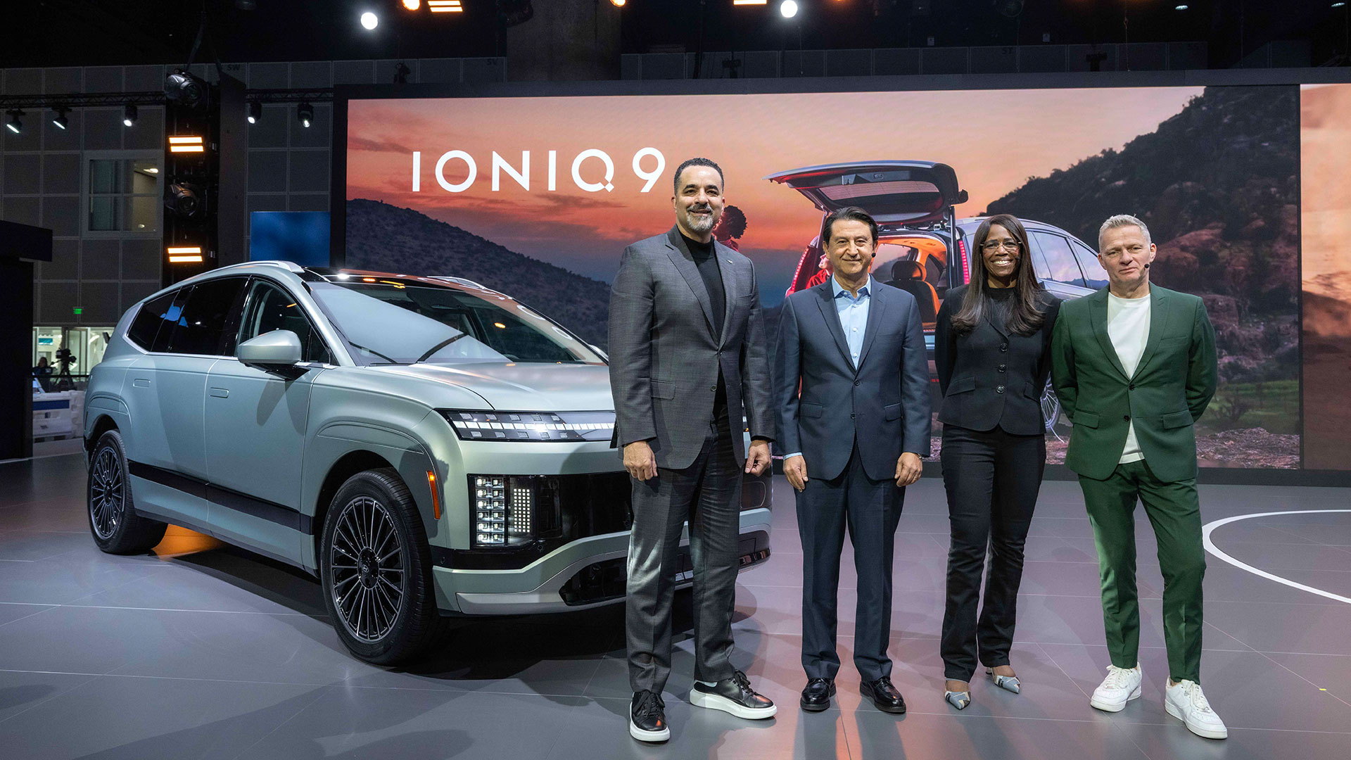 (왼쪽부터) 현대자동차 미국판매법인(HMA) 랜디 파커(Randy Parker) CEO, 현대자동차 글로벌 최고운영책임자(COO) 호세 무뇨스(José Muñoz) 사장, 현대자동차 북미권역 제품기획 및 모빌리티전략 담당 올라비시 보일(Olabisi Boyle) 전무, 현대디자인센터장 사이먼 로스비(Simon Loasby) 전무가 아이오닉 앞에서 기념 촬영을 하고 있는 모습