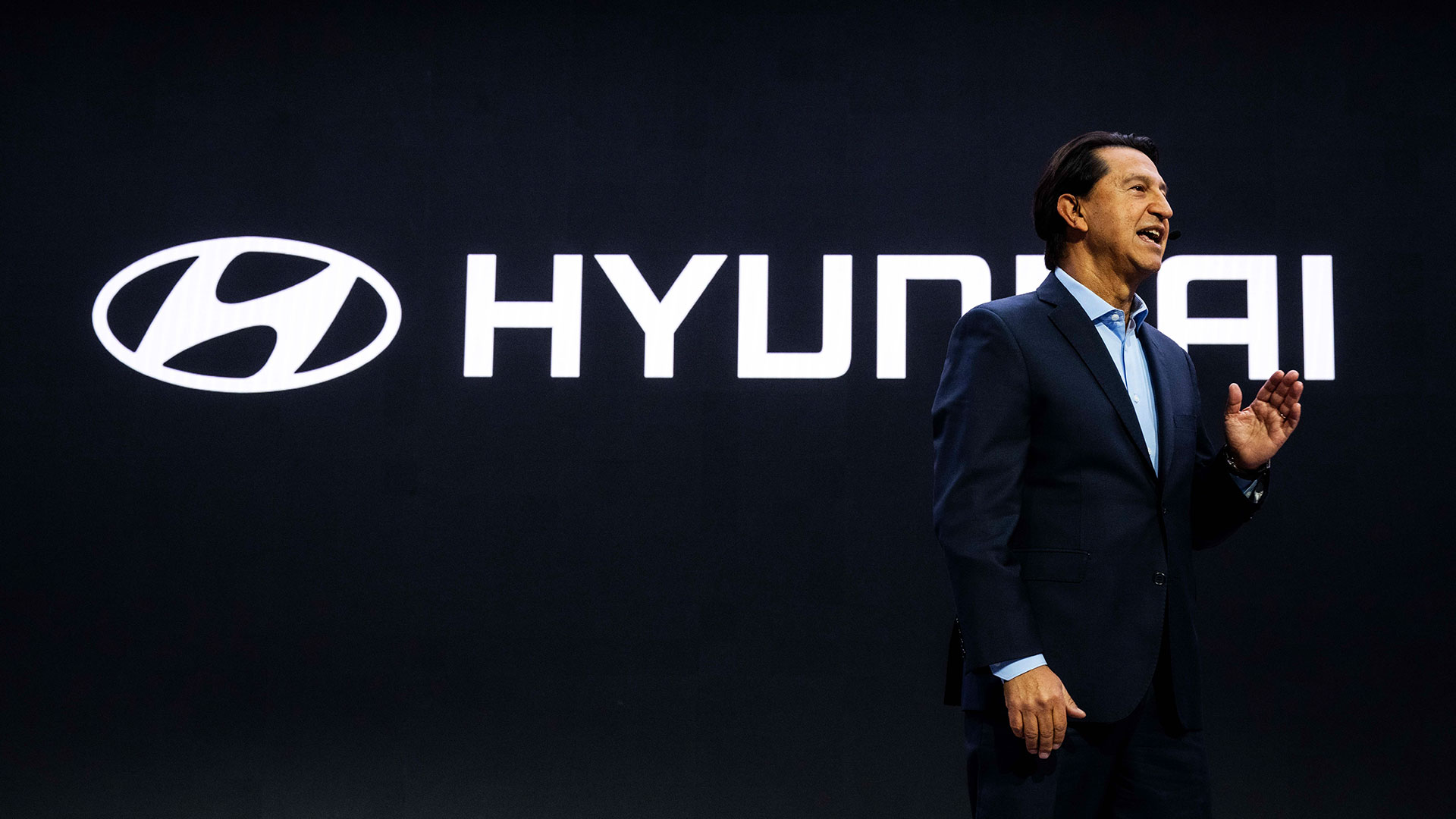 현대자동차 글로벌 최고운영책임자(COO) 호세 무뇨스(José Muñoz) 사장이 발표하고 있는 모습