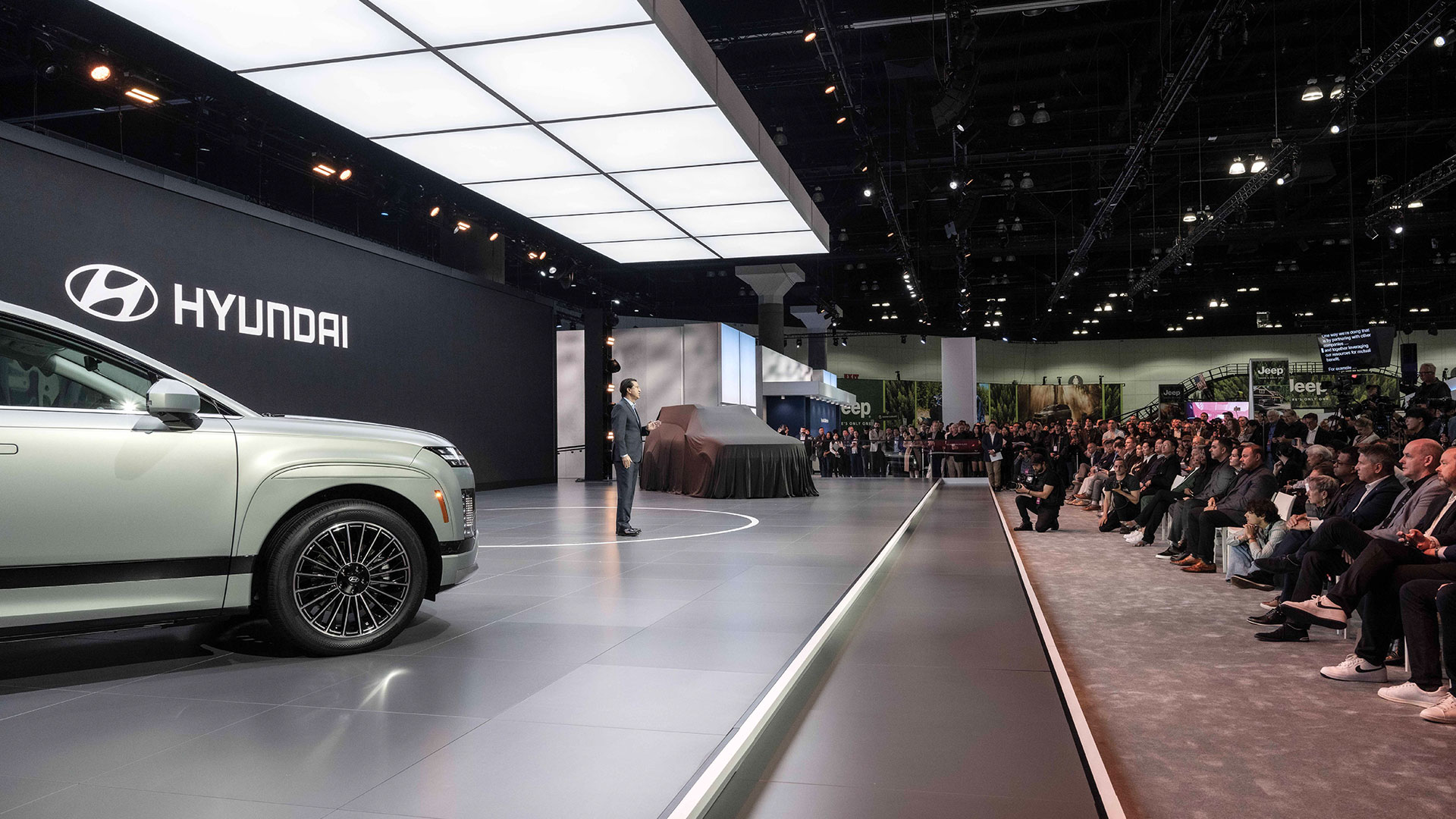 현대자동차 글로벌 최고운영책임자(COO) 호세 무뇨스(José Muñoz) 사장이 발표하고 있는 모습