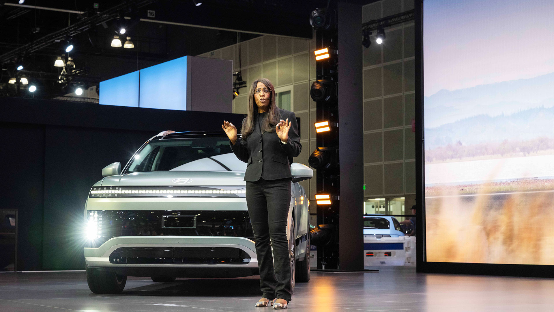 현대자동차 북미권역 제품기획 및 모빌리티전략 담당 올라비시 보일(Olabisi Boyle) 전무가 발표하고 있는 모습