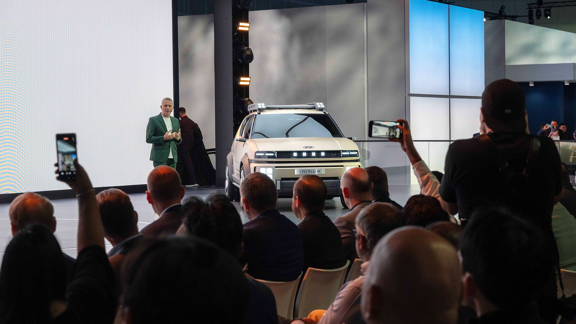 현대디자인센터장 사이먼 로스비(Simon Loasby) 전무가 발표하고 있는 모습