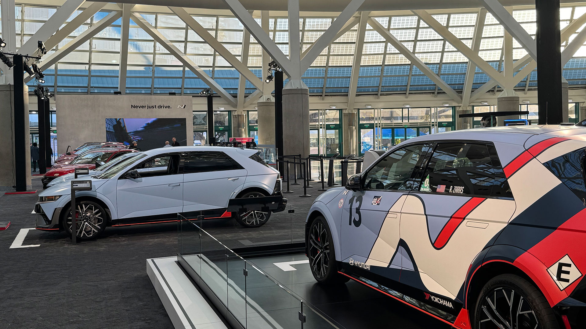 현대자동차 퍼포먼스 존에 아이오닉 5 N 등 고성능 차량이 전시되어 있는 모습