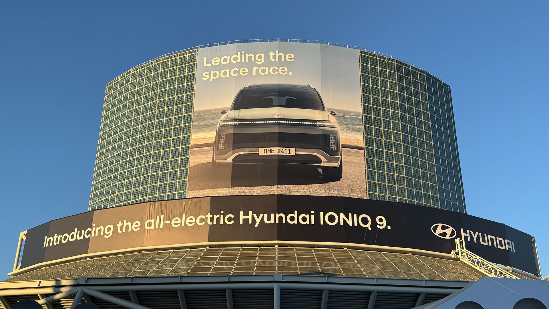 미국 LA 컨벤션 센터에 아이오닉 9 사진이 걸려있는 모습