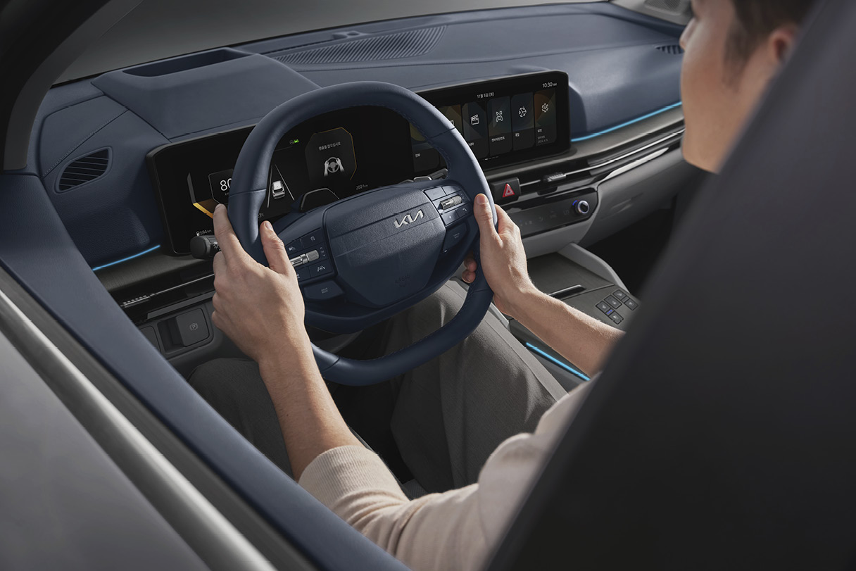 운전석에 앉아 차량을 조작하는 모습