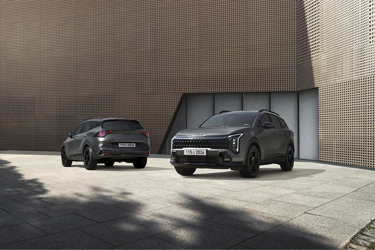 건물 앞에 앞/뒤 사선으로 주차한 스포티지 전측면 및 후측면 모습