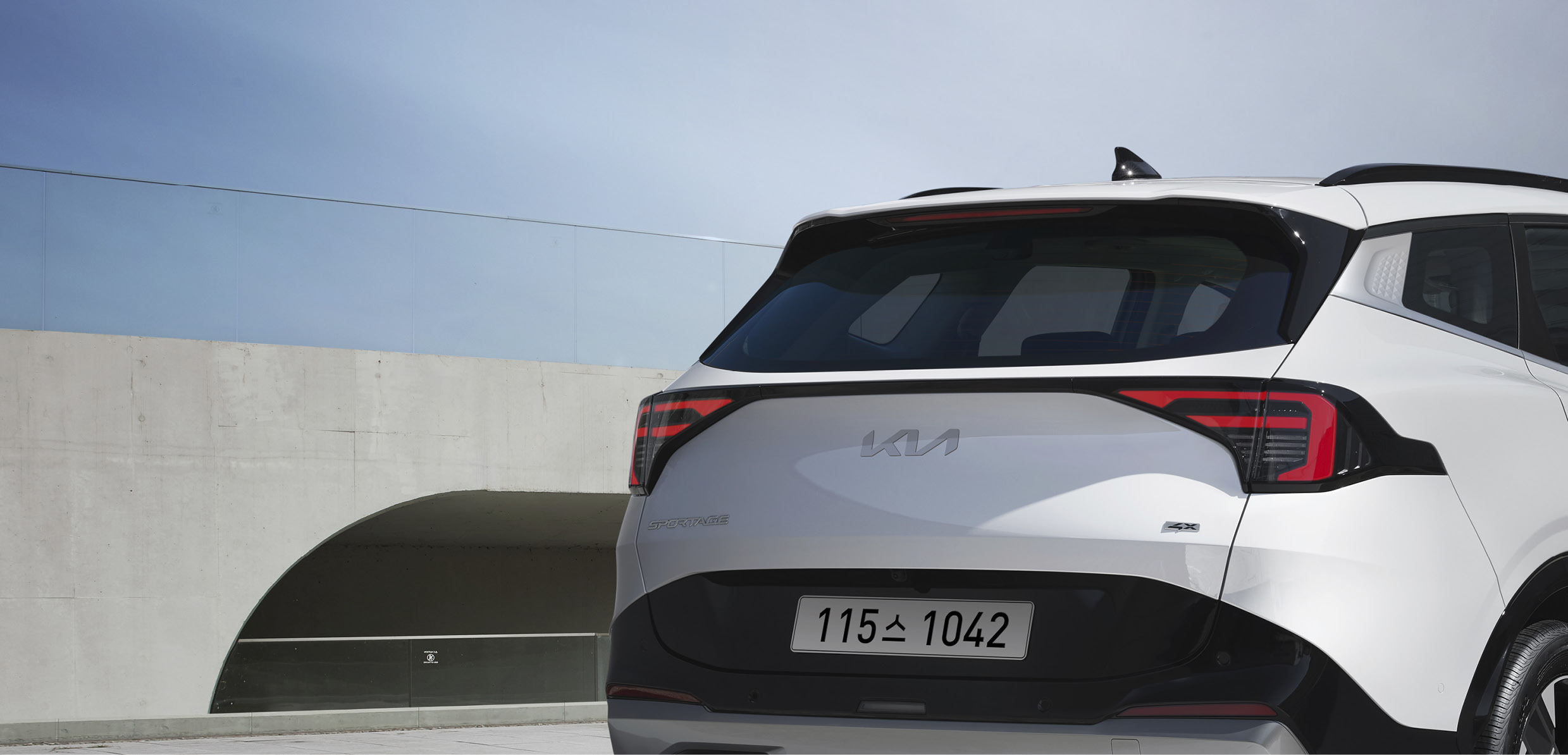 흰색 스포티지의 테일게이트를 클로즈업한 모습