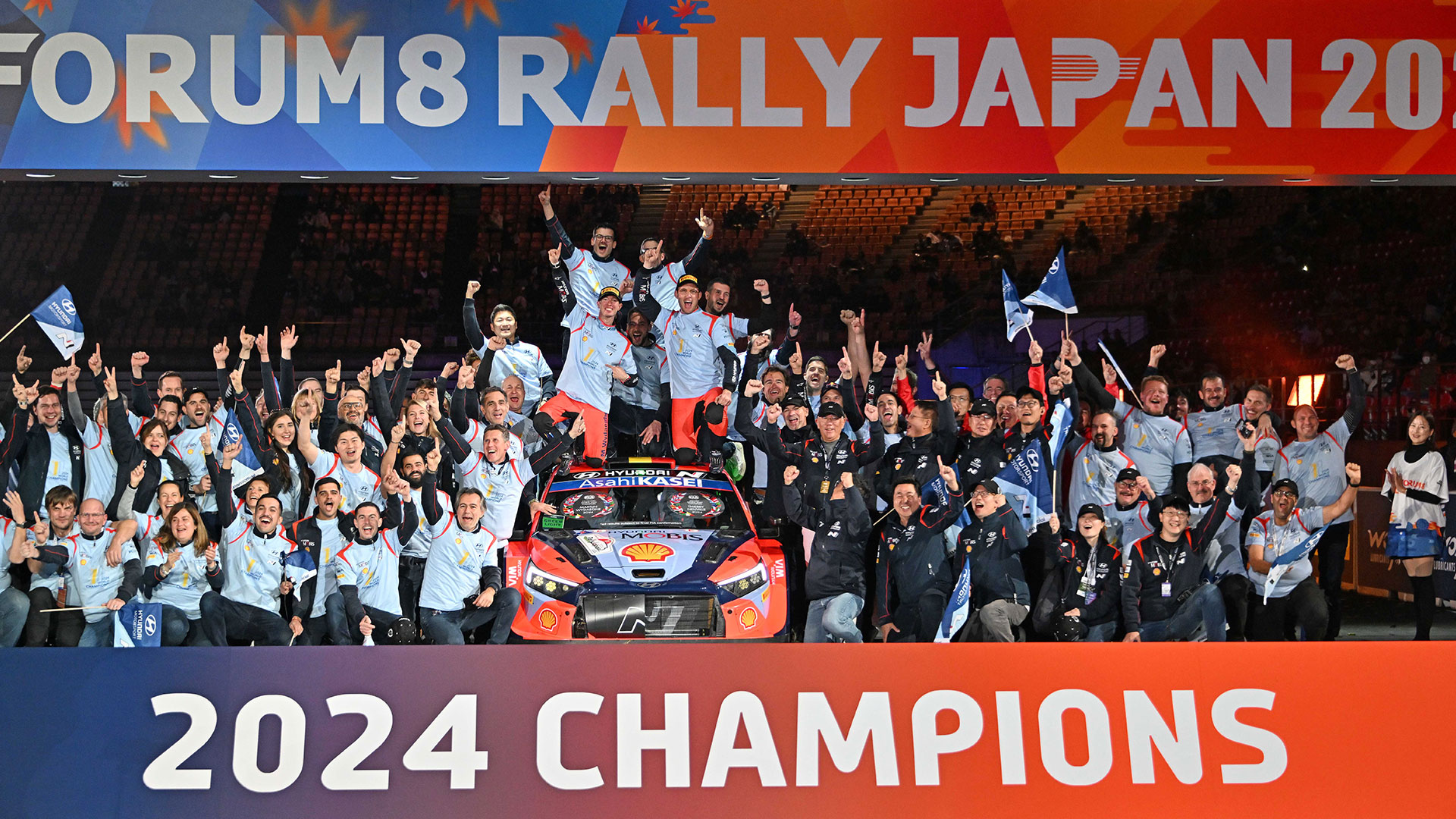 정의선 현대자동차그룹 회장이 24일(일) WRC 일본 랠리 후 드라이버 우승을 차지한 티에리 누빌(차 위 앞 줄 오른쪽) 선수 및 임직원들과 기념촬영을 하는 모습.