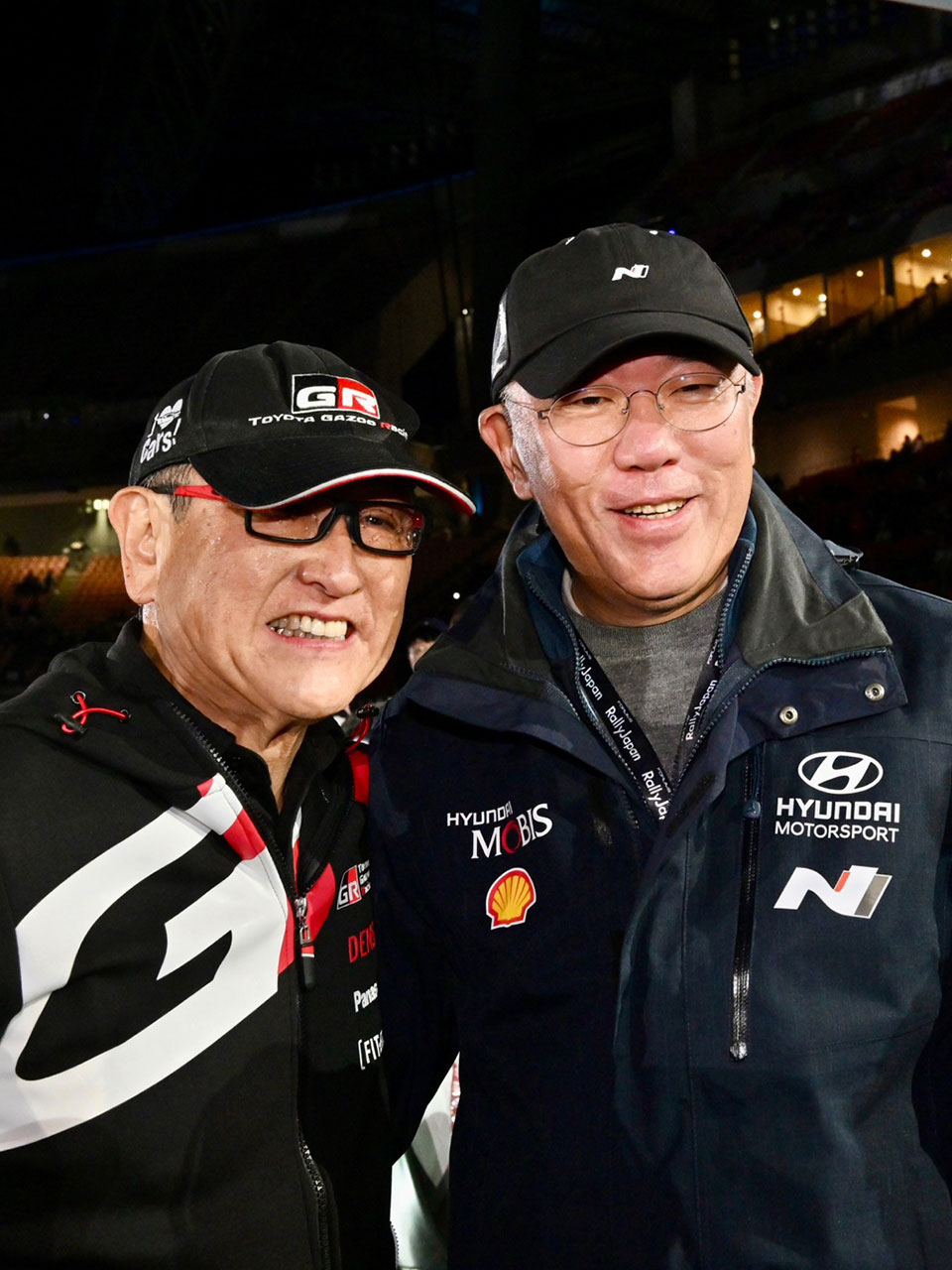 정의선 현대자동차그룹 회장과 도요다 아키오 도요타그룹 회장이 24일(일) WRC 일본 랠리 후 기념촬영을 하는 모습.