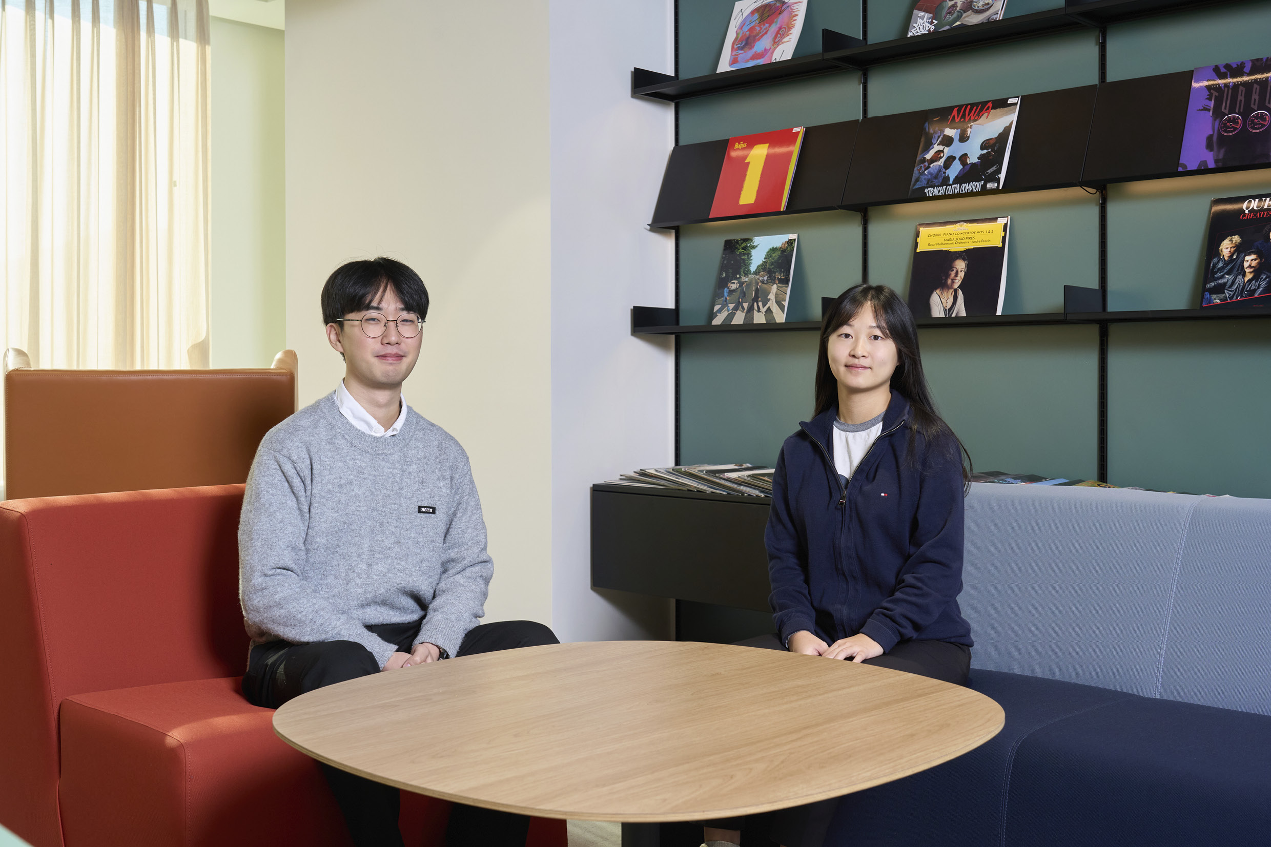 연구원 2명이 테이블 앞에 앉은 모습