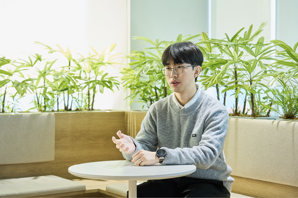 연구원이 테이블 앞에 앉은 모습