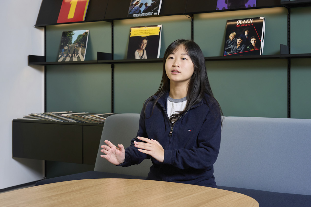 연구원이 테이블 앞에 앉은 모습