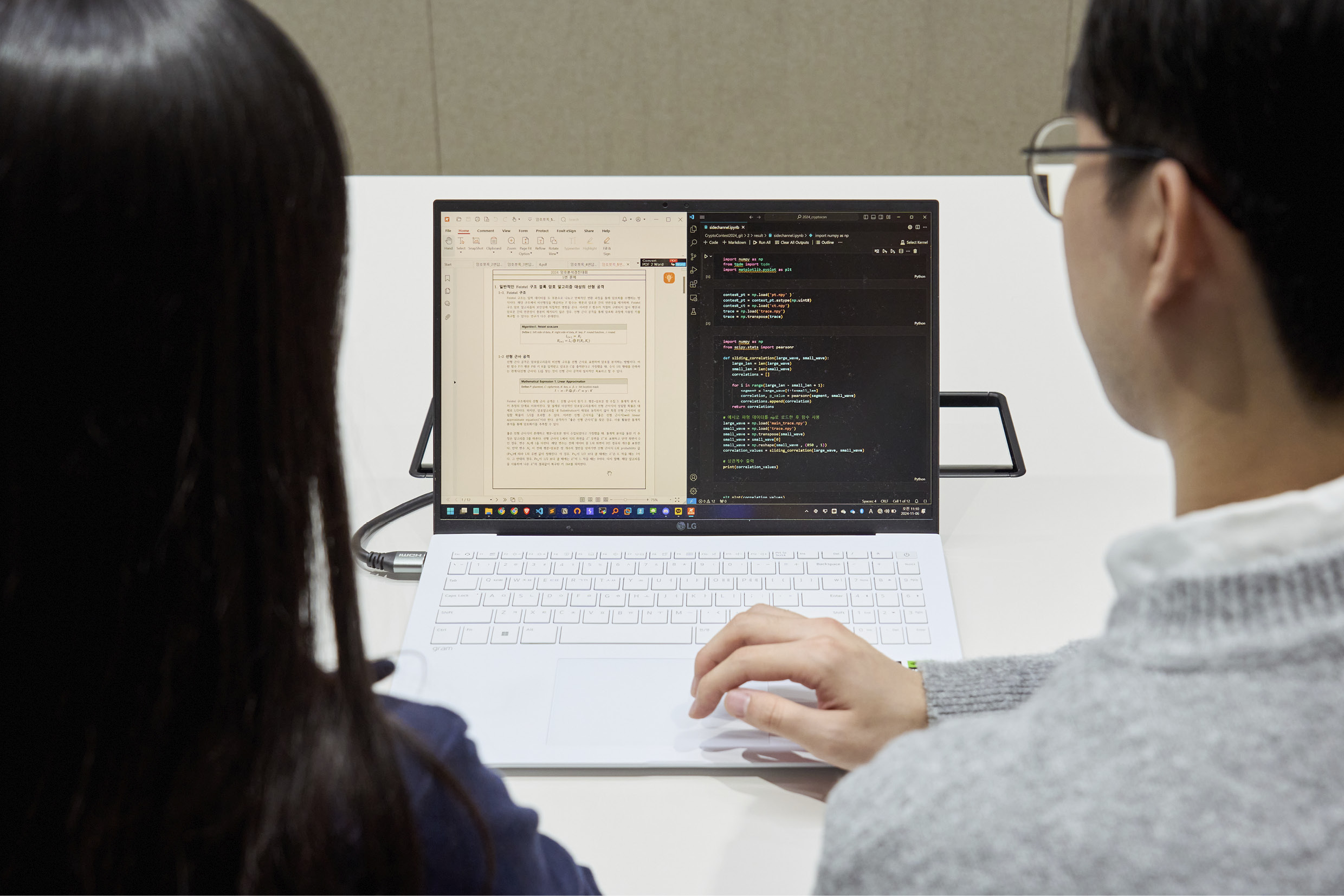 연구원 2명이 컴퓨터를 활용하는 모습