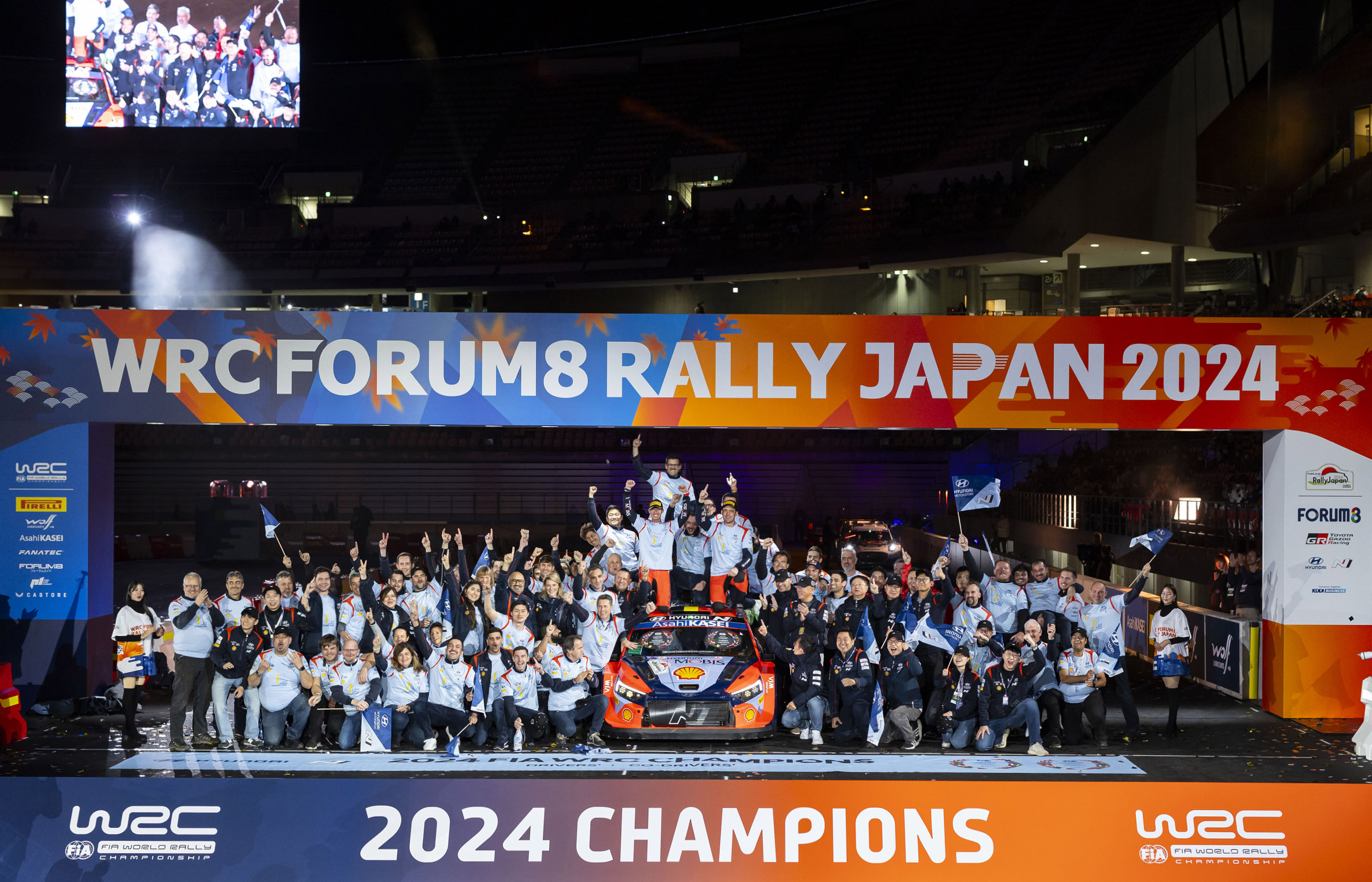 드라이버즈 챔피언을 배출한 현대팀의 단체 사진